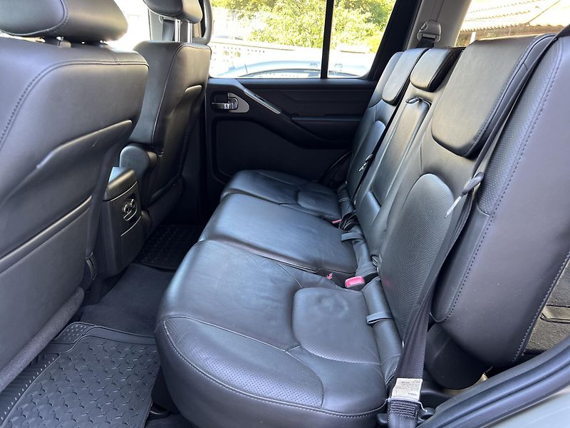 Nissan Pathfinder 2.5DCi 4x4 AUTOMAT 7MÍST  - fotka 24 z 43