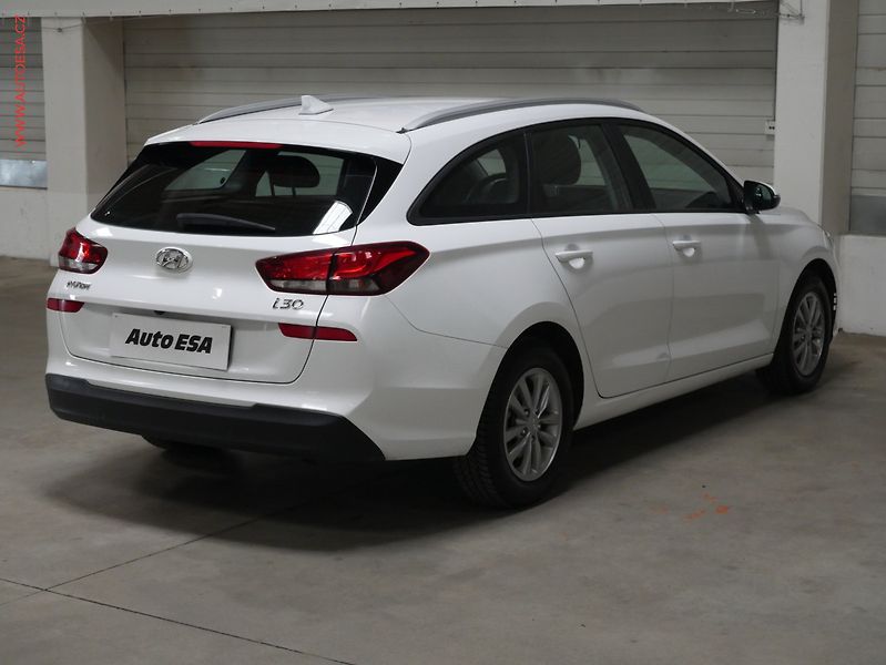 Hyundai i30 (2019) 1.6, ČR, AC, temp - fotka 4 z 18