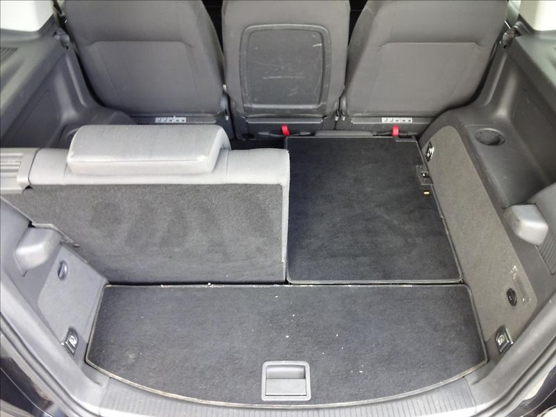 Volkswagen Touran 2,0 TDI 103kW 7.MÍST - fotka 26 z 55