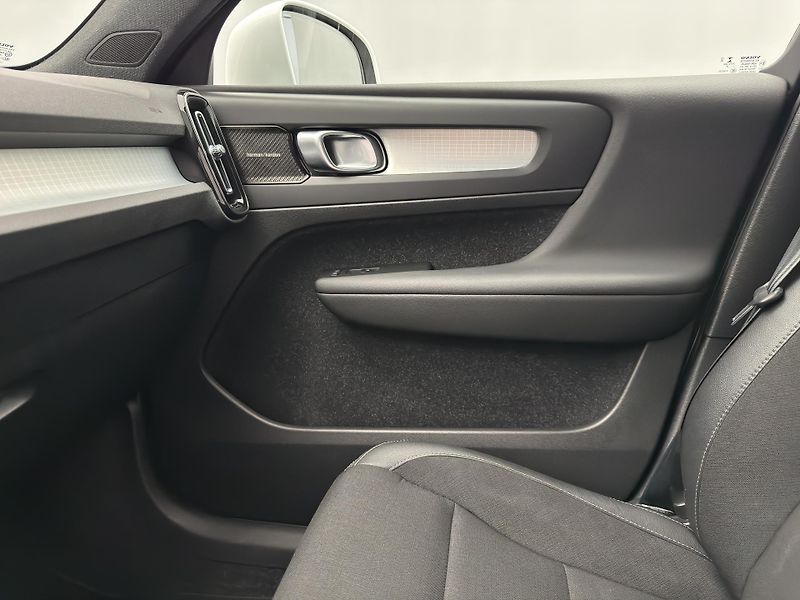 Volvo XC40 T4 MOMENTUM AUT - fotka 25 z 45