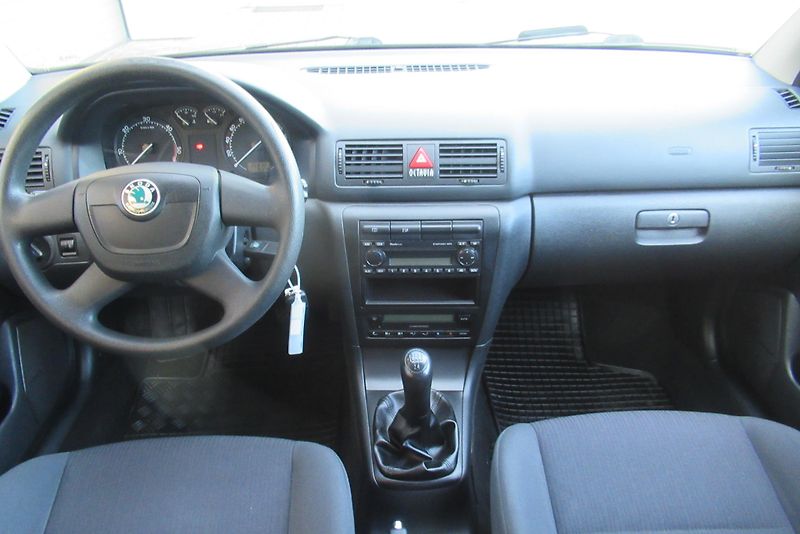 Škoda Octavia Tour 1.9 TDi CLIMATRONIC - fotka 9 z 25
