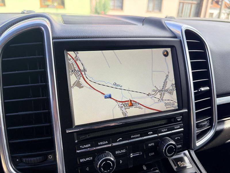 Porsche Cayenne DIESEL 3.0 V6 180KW - fotka 25 z 42