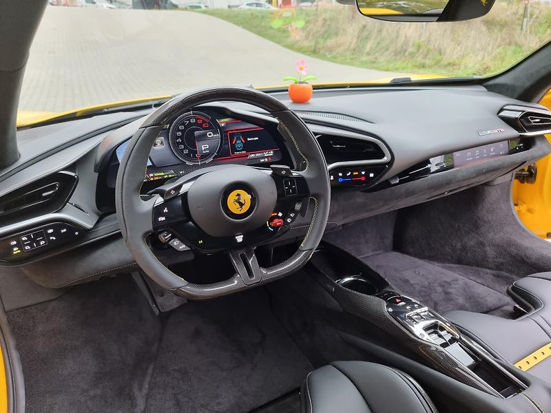 Ferrari 296 GTB (2024) LIFT JBL CARBON RACING ADAS - fotka 14 z 21