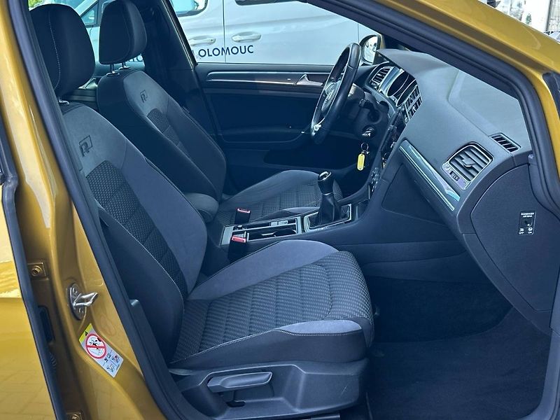 Volkswagen Golf (2018) 1.4 TSI R-Line - fotka 14 z 32