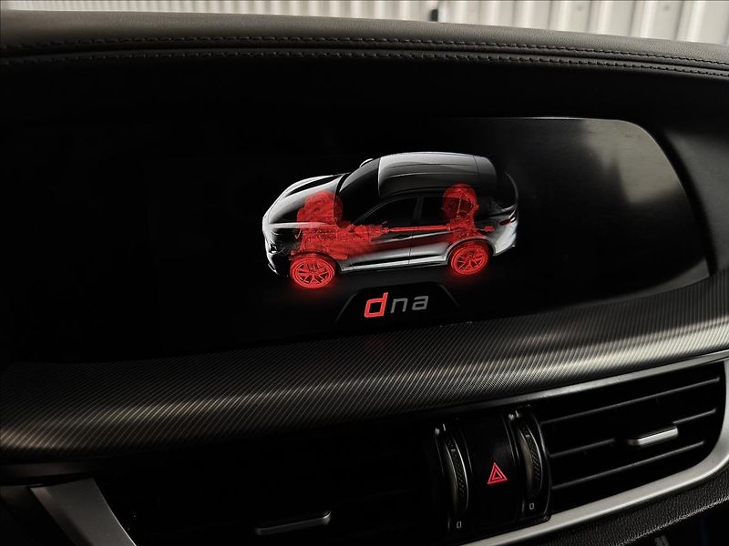Alfa Romeo Stelvio 206kW Q4 VELOCE 2XALU - fotka 26 z 43