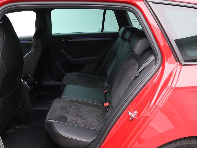 Škoda Superb 2,0 TDI 140kW Sportline 4x4 - fotka 14 z 29