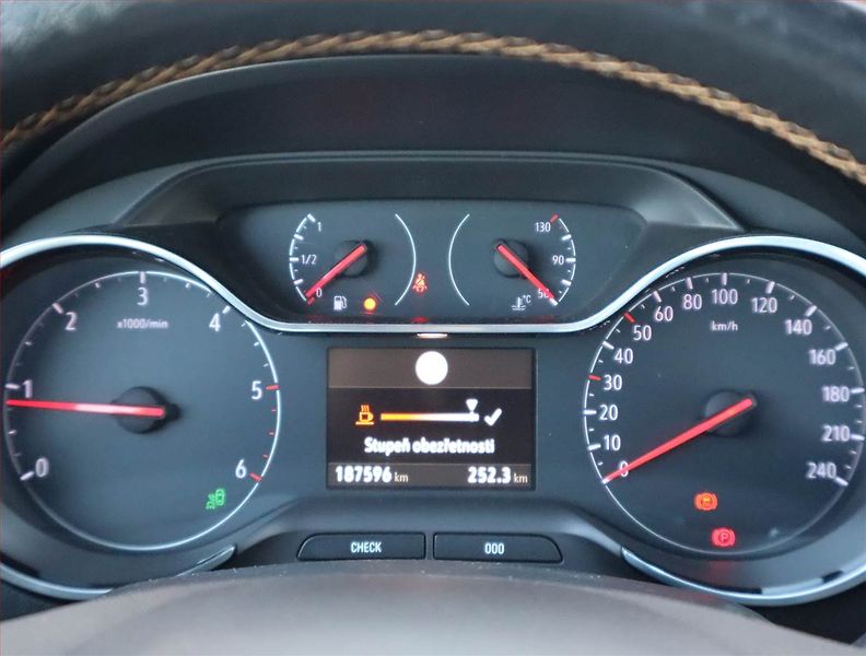 Opel Crossland X (2017) Ultimate 1.6 CDTI, Serv.kniha - fotka 10 z 17