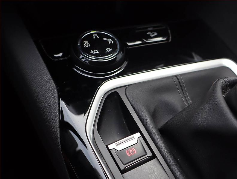 Peugeot 3008 (2019) Allure 1.2 PureTech - fotka 15 z 16