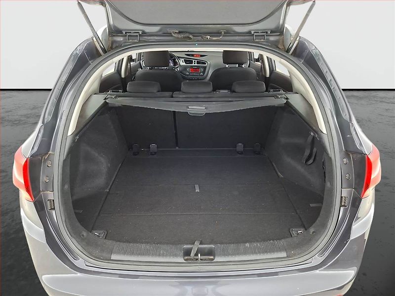 Kia Ceed (2012) 1.6 GDI, nová STK, jezdí dobře - fotka 13 z 14