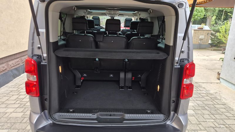 Peugeot Traveller (2021) 2.0 BlueHDi ALLURE L3 - fotka 21 z 25