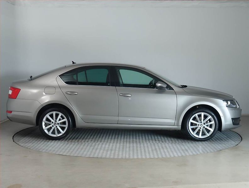 Škoda Octavia (2014) Style 1.4 TSI, Kůže, Navi - fotka 6 z 18