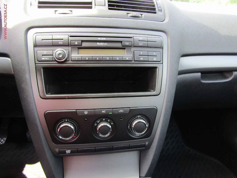 Škoda Octavia (2012) 1.6MPi, ČR, AC, STK4/28 - fotka 12 z 16