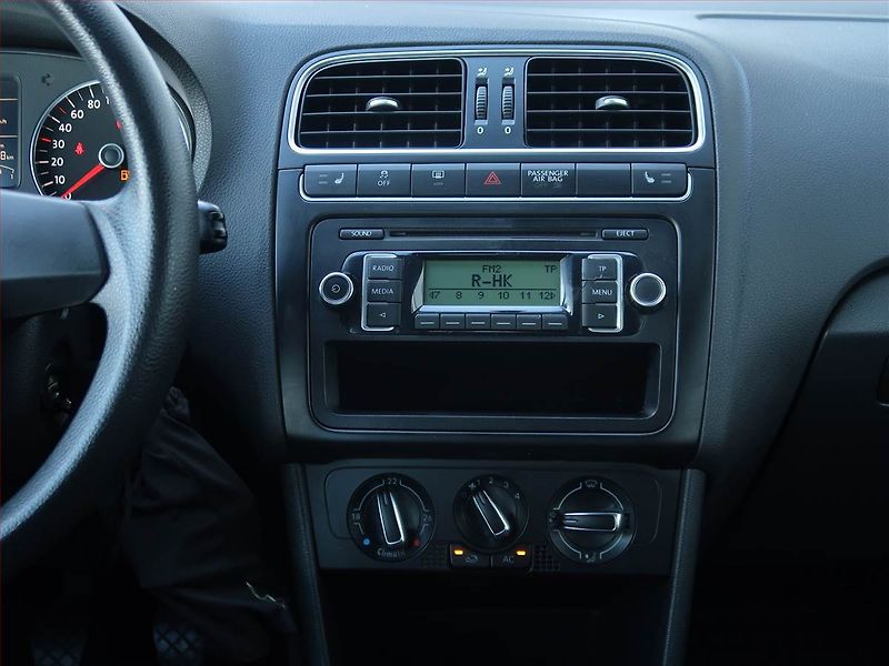 Volkswagen Polo (2009) 1.4, Vyhř. sedaček - fotka 12 z 15