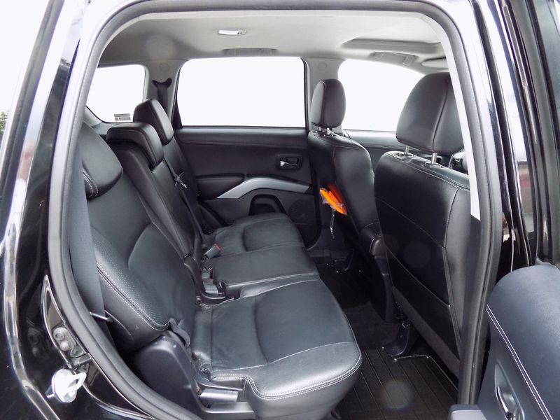 Mitsubishi Outlander (2012) 2.2DI-D/AWD/1.Maj.ČR/7.míst/ - fotka 21 z 45