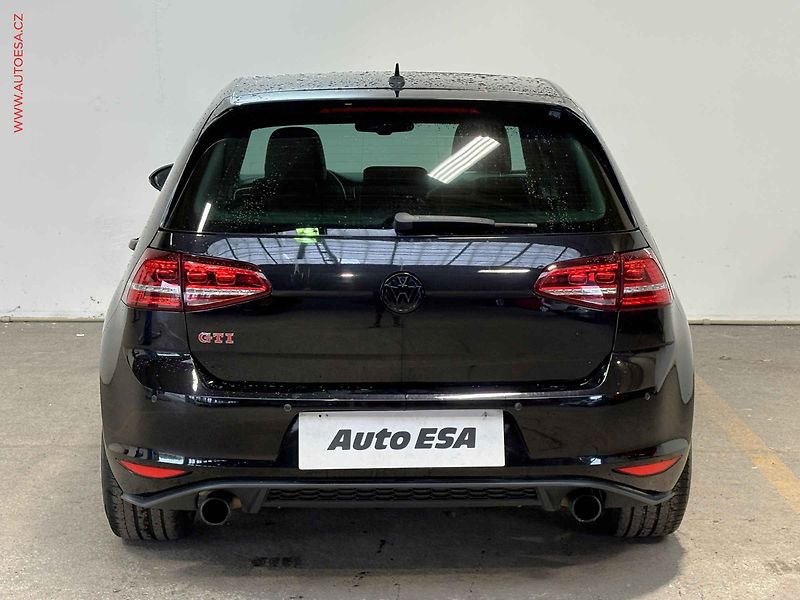 Volkswagen Golf (2015) 2.0 TFSi, GTi, DSG, bixen - fotka 5 z 18