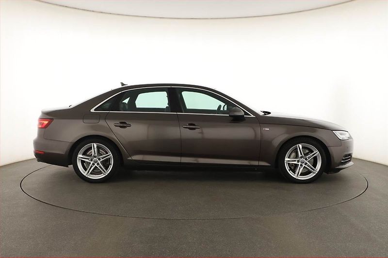 Audi A4 (2018) 40 TFSI, 4X4, Automat, ČR - fotka 6 z 20