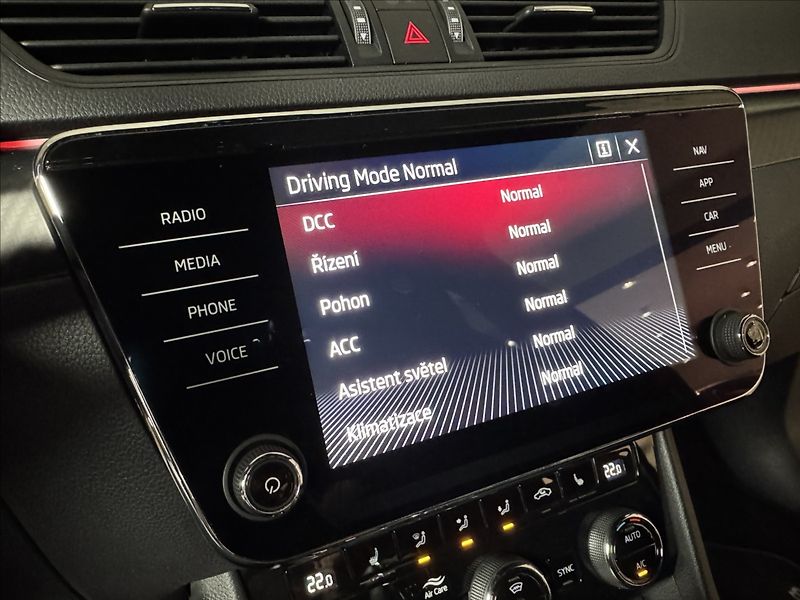 Škoda Superb 1,5 TSi  DSG Sportline Virtual - fotka 37 z 48