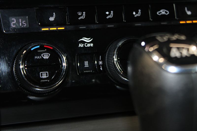 Škoda Superb TDi 140kW DSG 4x4 Style ACC/Ne - fotka 24 z 31