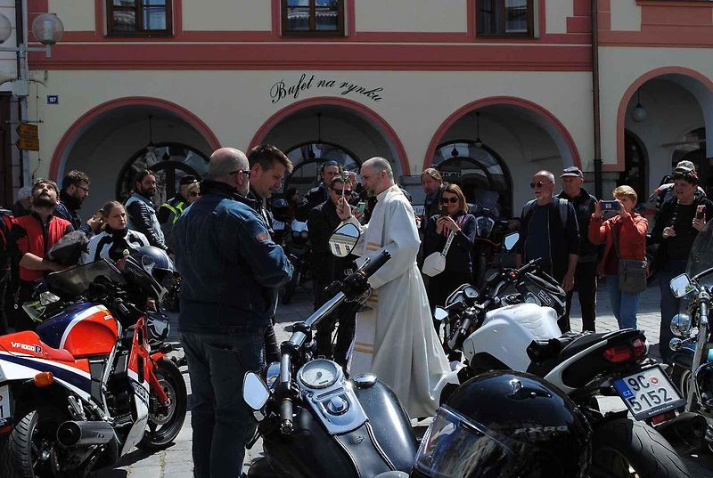 Třeboňské Masarykovo náměstí bylo motorkami doslova našlapané. Stovkám strojů požehnal tamní kaplan Jiří Kalaš.