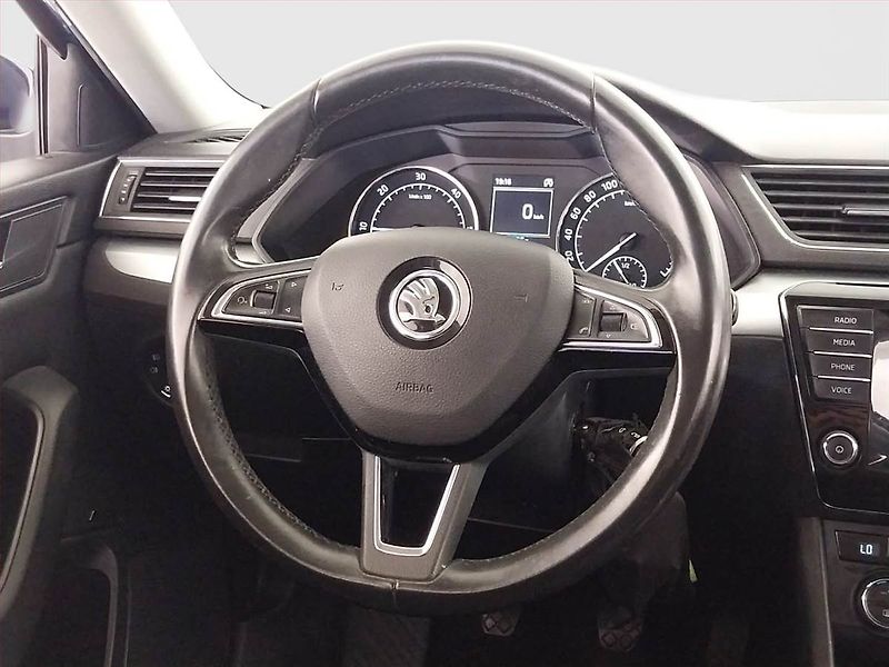 Škoda Superb (2016) Ambition 2.0 TDI, Bi-Xenony - fotka 16 z 20