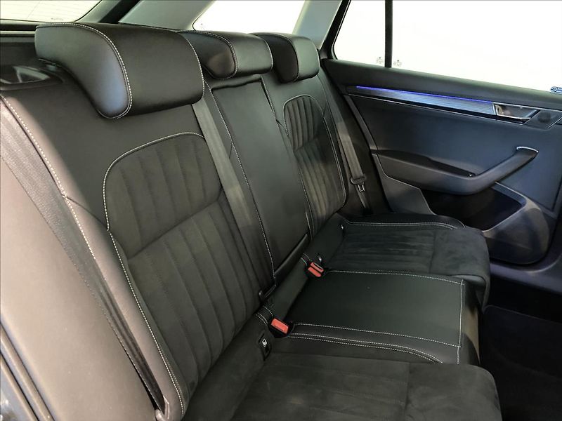 Škoda Superb 2,0 TDI 110kW Style Combi DSG - fotka 7 z 29