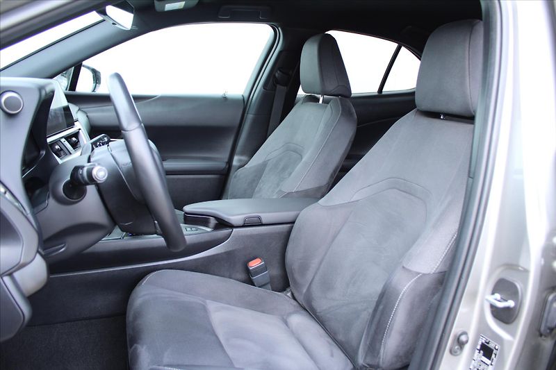 Lexus UX 250h 2.0 E-CVT 1.MAJITEL DPH ČR - fotka 10 z 27