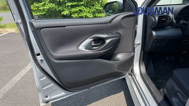 Toyota Yaris 1.5 HEV CVT COMFORT - fotka 14 z 25
