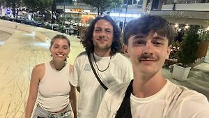 Devatenáctiletý Jaroslav Müller (vpravo) z Vysokého Mýta vyrazil stopem na Blakán.