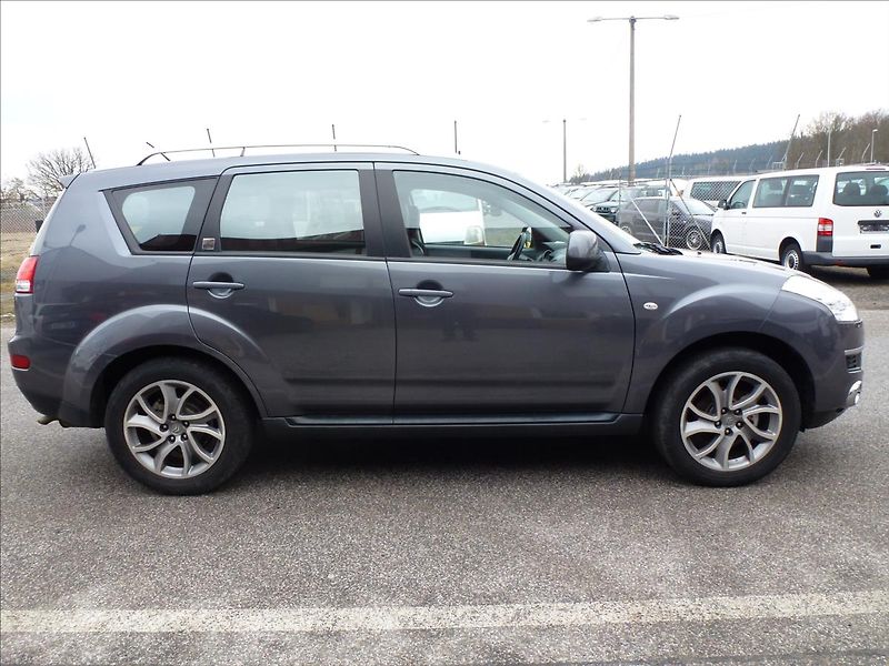 Citroën C-Crosser 2,2 HDi SX 7míst 4x4 - fotka 7 z 53