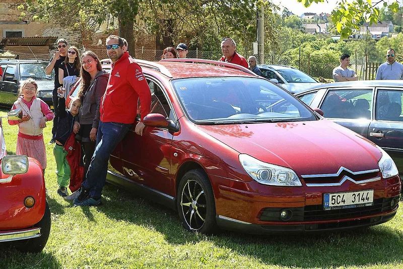 Jarní koulení - sraz automobilů a příznivců značky Citroën na zámku ve Svojšíně na Tachovsku.