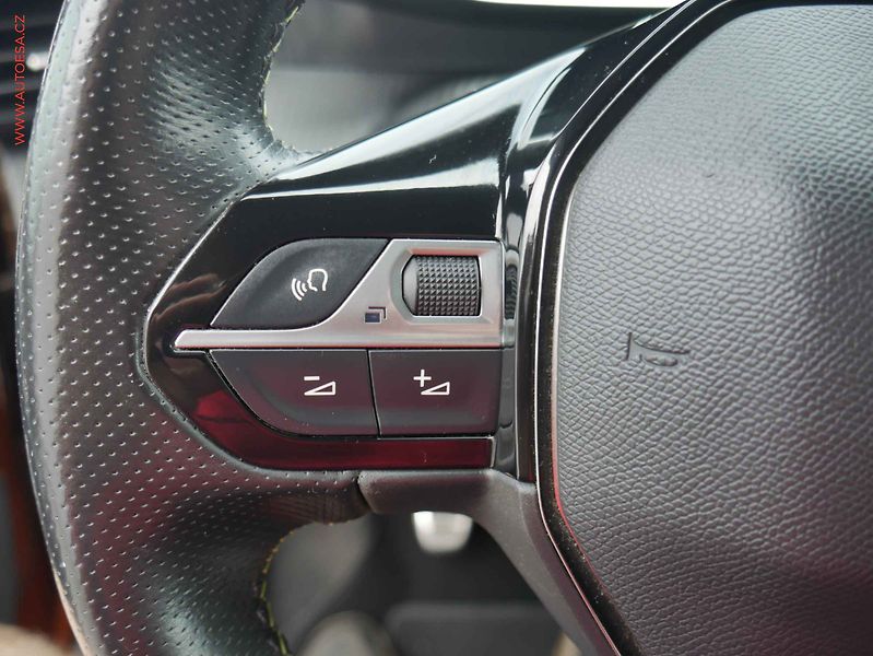 Peugeot 2008 (2021) 1.2 PT, ČR, GT Line - fotka 13 z 26
