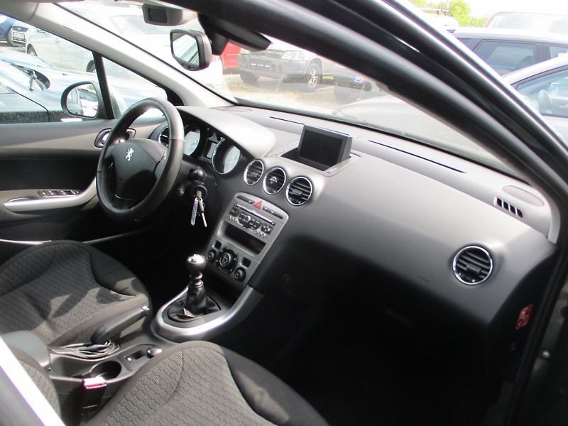 Peugeot 308 (2009) combi 2,0 HDi - fotka 6 z 12