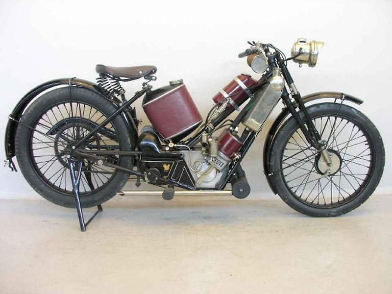 Mezi populární modely společnosti Scott patřil motocykl Scott Flying Squirrel. Byl ale příliš drahý. Vyráběl se od roku 1926 do vypuknutí II. světové války.