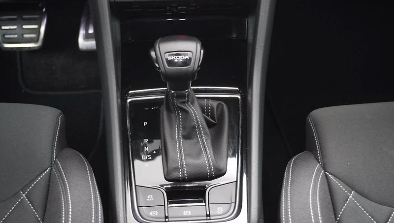 Škoda Karoq 1.5 TSI Sportline Matrix DCC - fotka 12 z 16