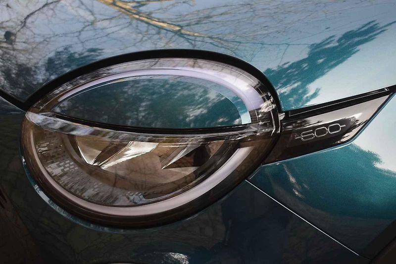 S nástrahami špatných českých cest se Fiat 600E zvládne dobře vypořádat