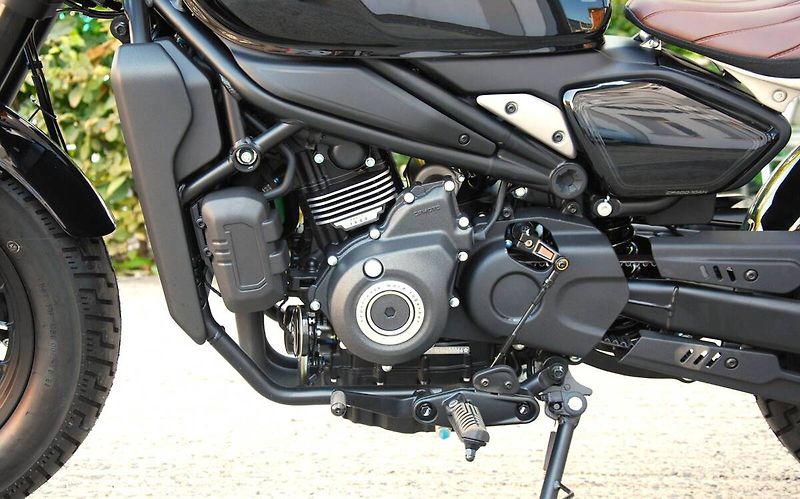 CFMOTO (2026) 450CL-C Bobber BLACK - fotka 12 z 25
