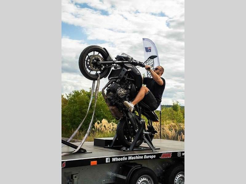 Unikátní trenažér pro trénink jízdy po zadním kole, známý jako Wheelie Machine, má své evropské zázemí v Karlovarském kraji.
