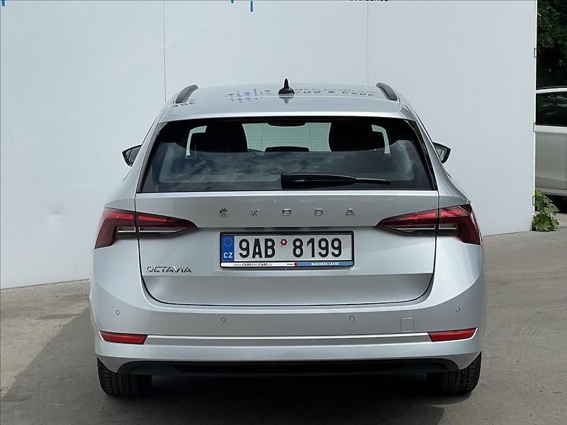Škoda Octavia 2,0 TDI Combi Ambition Plus - fotka 22 z 22