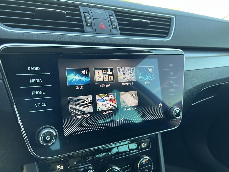 Škoda Superb 2.0TDi*110kw*DSG*Style - fotka 24 z 39