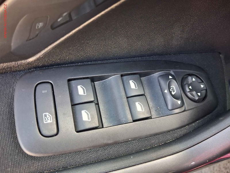 Peugeot 2008 (2017) 1.2 PT, Style, navi, TZ - fotka 15 z 18