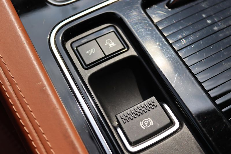 Jaguar F-Pace SVR 5.0 V8 AWD 405kW DPH - fotka 35 z 50