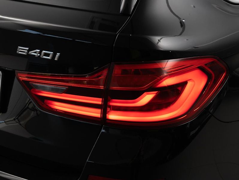 BMW Řada 5 540i xDrive Touring - fotka 10 z 22