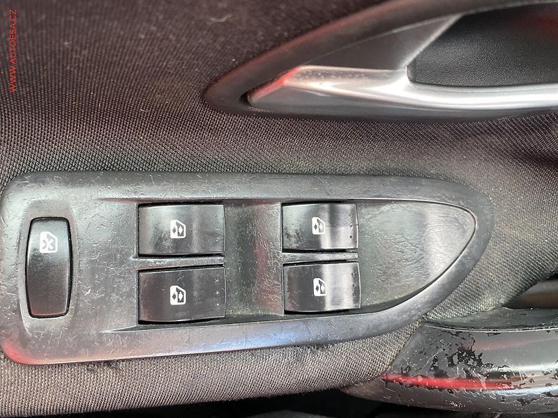 Renault Laguna (2005) 2.0 16V, AC, park.čidla - fotka 11 z 14