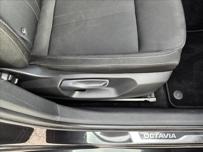 Škoda Octavia 2,0 TDI 110kW Style - fotka 24 z 48