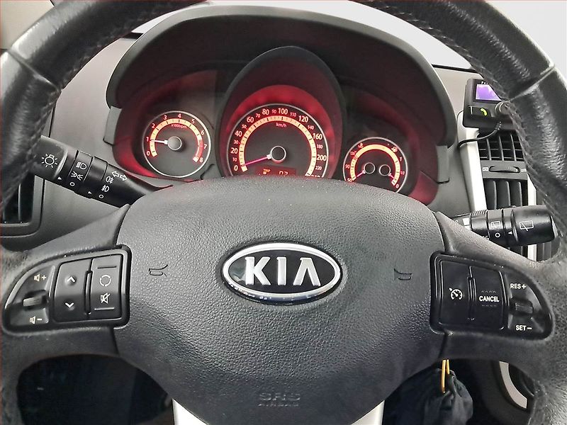 Kia Ceed (2011) 1.6 CVVT, po STK, jezdí dobře - fotka 16 z 19