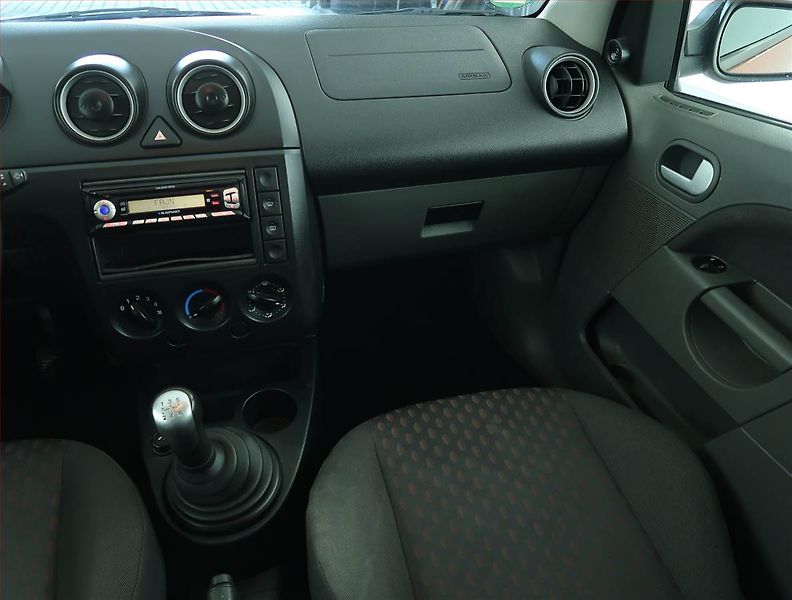 Ford Fiesta (2003) 1.6 16V, jezdí výborně - fotka 8 z 15