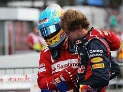 Fernando Alonso na špici závodního pole ve Velké ceně Německa.