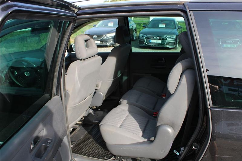 Volkswagen Sharan 1,9 TDi  TAŽNÉ,XENONY,7-MÍST - fotka 12 z 31