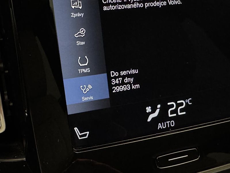 Volvo XC40 T3 MOMENTUM REZERVACE - fotka 45 z 47