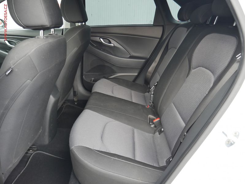 Hyundai i30 (2020) 1.5 DPi, ČR, Comfort, kamera - fotka 10 z 21